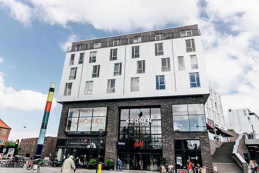 Nyd shopping, dagligvarebutikker og caféer lige nedenfor din bolig i Kronen Shoppingcenter.