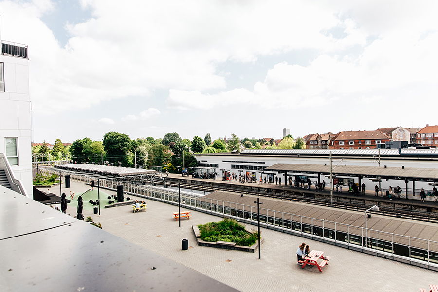 Vanløse Metro og S-tog kun få skridt væk, så du kan være i Indre By på under 10 minutter.